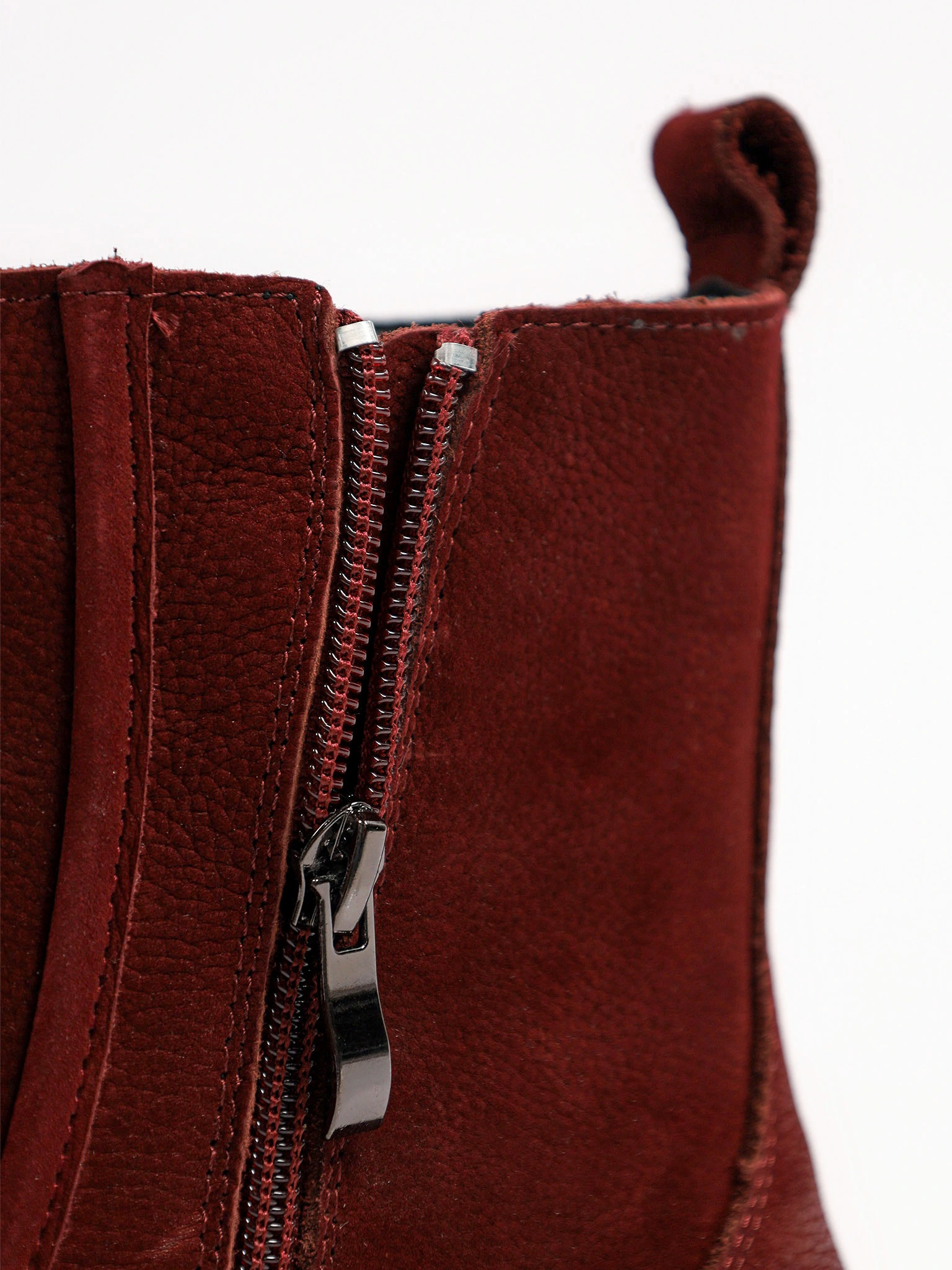 Ботинки бордового цвета на рельефной подошве